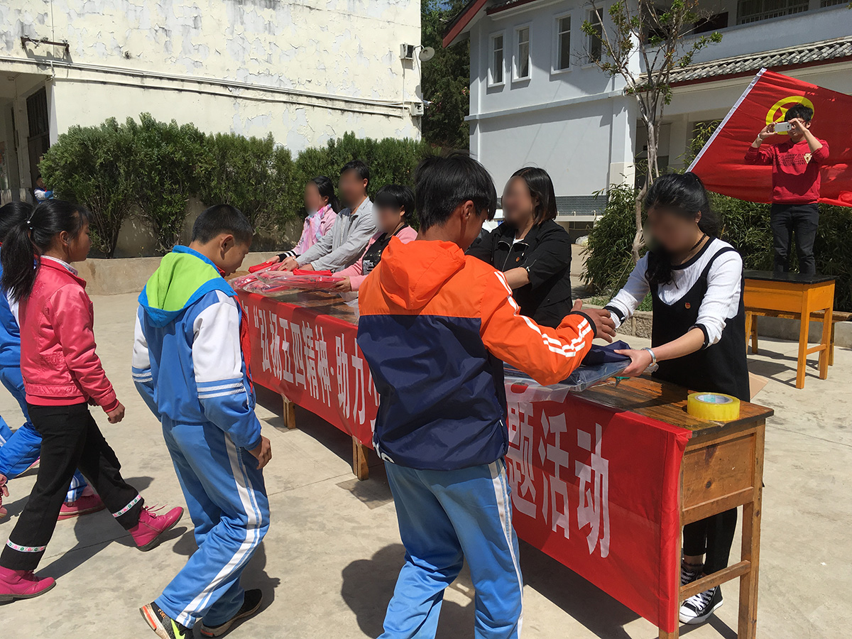 慰問(wèn)福利院、聾啞學(xué)校