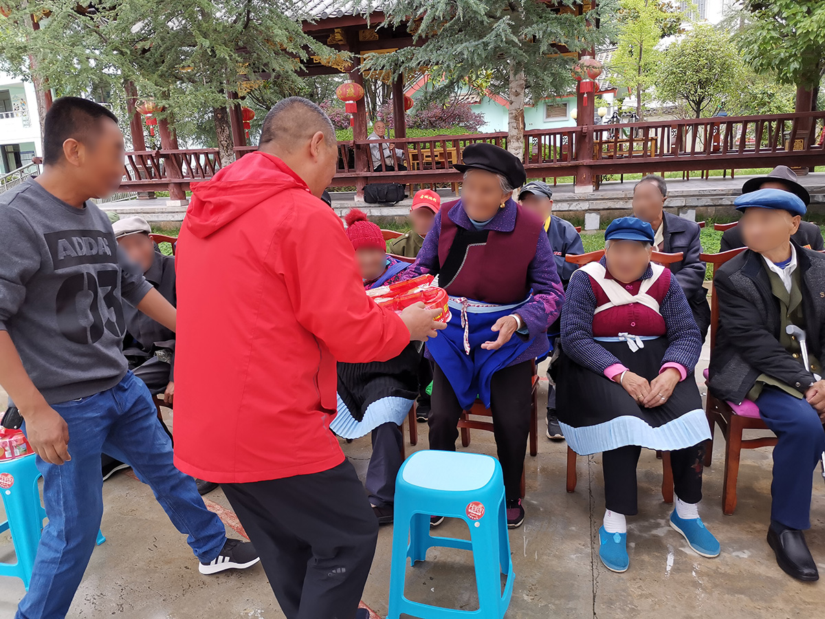 慰問(wèn)福利院、聾啞學(xué)校