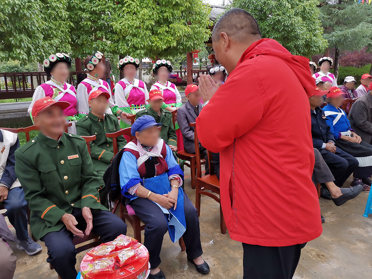 慰問(wèn)福利院、聾啞學(xué)校